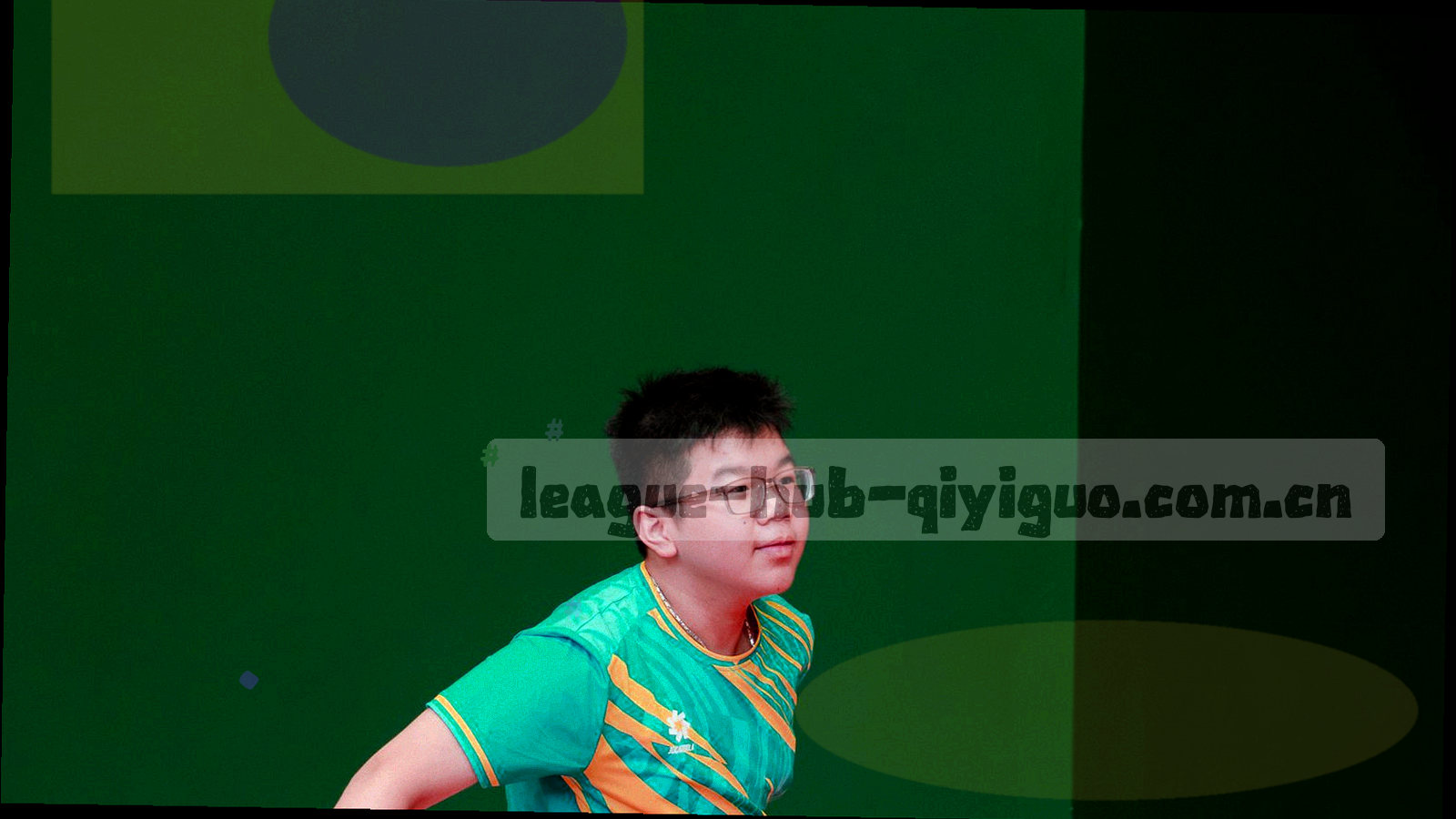 多块赛场画面以对角线与近景裁切拼贴，叠加奇异果绿与果肉黄的赛程节点线